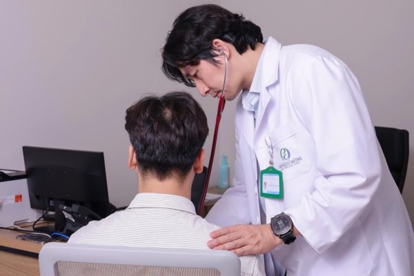 ‘Méo miệng, yếu tay’, người đàn ông ở Hà Nội vẫn đi làm vì nghĩ đột quỵ phải hôn mê