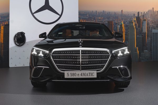 Mercedes-Benz ra mắt 5 ô tô điện hóa tại Việt Nam, giá cao nhất 8,9 tỷ đồng