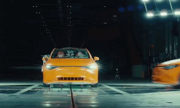 Mercedes cho hai ôtô đâm nhau để chứng minh xe điện an toàn