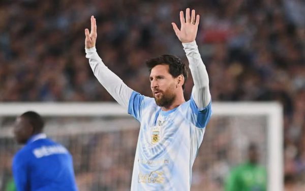 Messi bật khóc khi vào sân đá trận chia tay tuyển Argentina