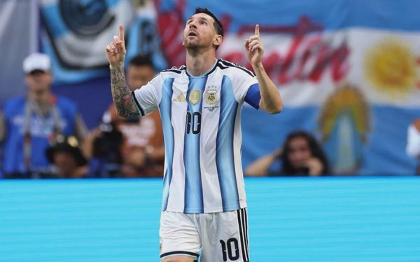Messi chia tay tuyển Argentina sau 20 năm gắn bó