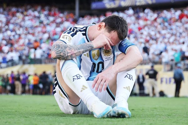 Messi khóc nức nở khi Argentina thua chung kết World Cup