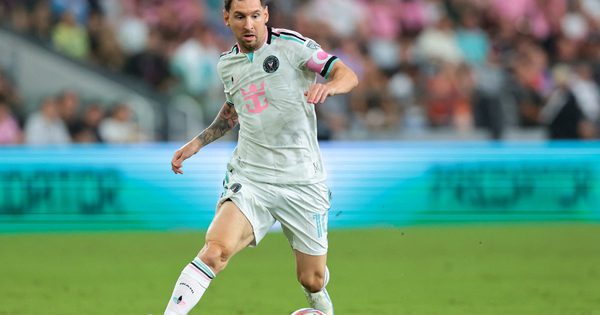 Messi không dự lễ trao Quả bóng vàng vì bận 'diện kiến' Hoàng gia Tây Ban Nha