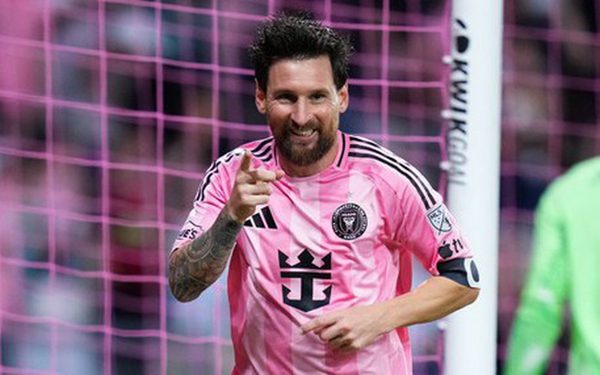Messi lập cú đúp sau khi chia tay tuyển Argentina