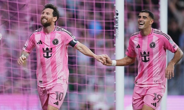 Messi lập cú đúp trong trận đầu sau khi chia tay tuyển Argentina
