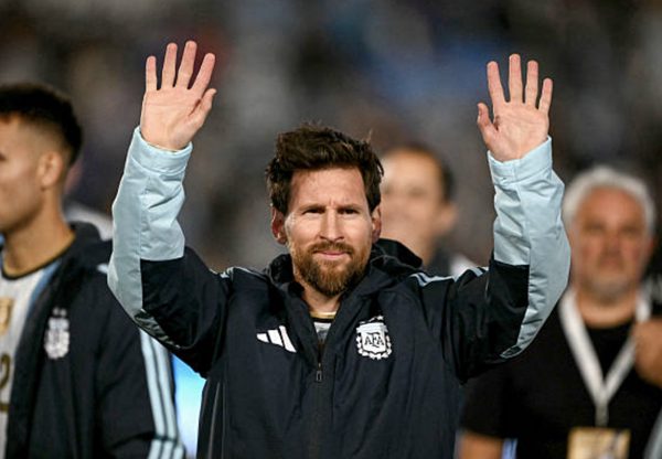 Messi nghẹn ngào chia tay đồng đội, CĐV tuyển Argentina