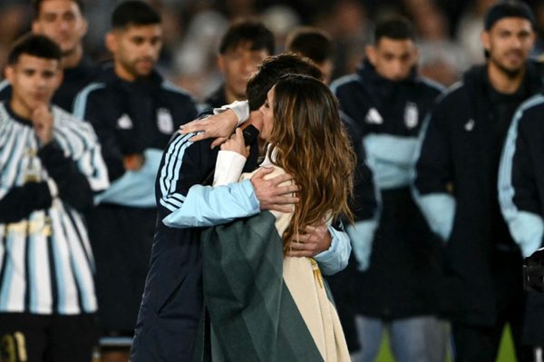 Messi ôm chặt nữ ca sĩ