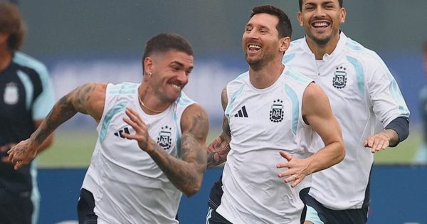 Messi tươi rói trở lại đội tuyển Argentina trước ngày chia tay