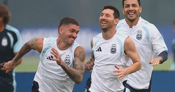 Messi và Ronaldo bất ngờ cùng tham gia trận đấu chia tay Carlos Tevez