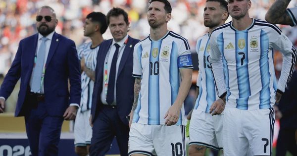 Messi và thủ môn Vozinha được đề cử Quả bóng vàng, Ronaldo tiếp tục vắng bóng
