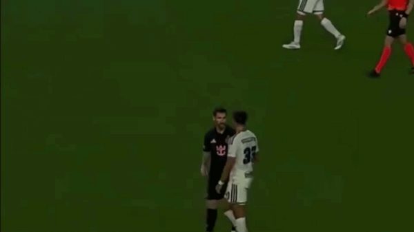 Messi vỗ đầu đối thủ 16 tuổi ở MLS