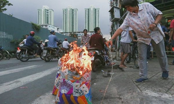 Mệt mỏi vì kiêng kỵ 'tháng cô hồn'