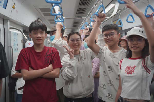 Metro, xe buýt miễn phí đông nghịt người dân TPHCM đi chơi lễ 2/9