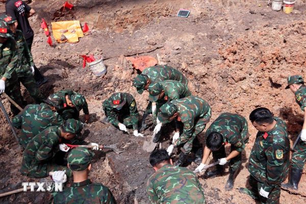 Metro, xe buýt tăng chuyến phục vụ người dân dự Lễ truy điệu và an táng hài cốt liệt sỹ