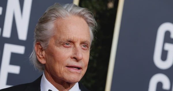 Michael Douglas gây sốc khi tiết lộ từng bán 88 kg cần sa để trả học phí