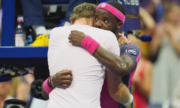 Michelsen khóc trên vai Tiafoe sau trận thua ngược ở Mỹ Mở rộng 2026