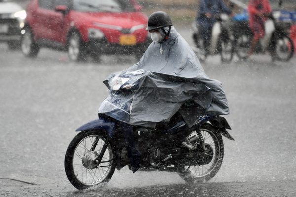 Miền Bắc bất ngờ mưa to cục bộ, Trung và Nam Bộ tiếp diễn mưa rất lớn