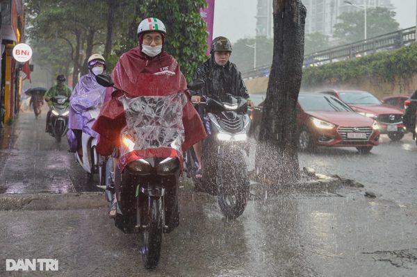 Miền Bắc nắng đến 33 độ C, miền Trung tiếp tục mưa rất to