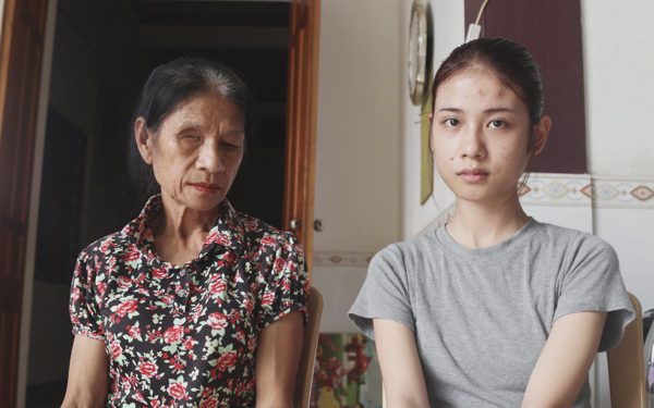 Miễn học phí, trao học bổng cho nữ sinh có người mẹ bị hư mắt vẫn 10 năm cõng em đến trường