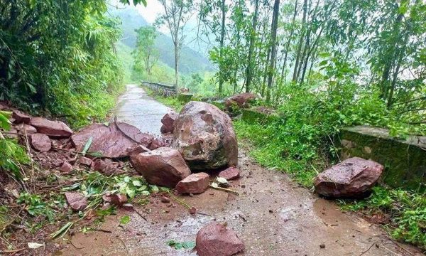 Miền núi Đà Nẵng mưa kéo dài, di dời dân khỏi vùng sạt lở
