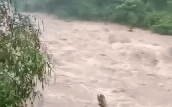 Miền núi Đà Nẵng mưa to, nước đổ về sông như thác