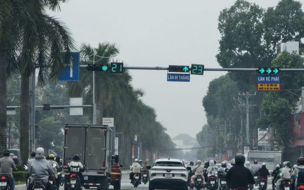 Miền Tây giữa trưa trời vẫn mờ đục, có liên quan khói mù từ Indonesia?