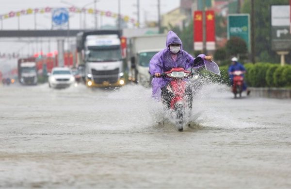 Miền Trung bước vào đợt mưa lớn kéo dài, miền Bắc giảm nhiệt