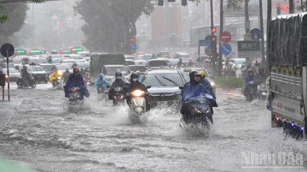 Miền trung đang hứng mưa lớn diện rộng, Huế và Đà Nẵng mưa đặc biệt lớn, có nơi vượt 600mm