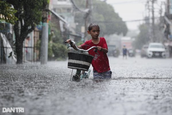 Miền Trung mưa lớn kéo dài