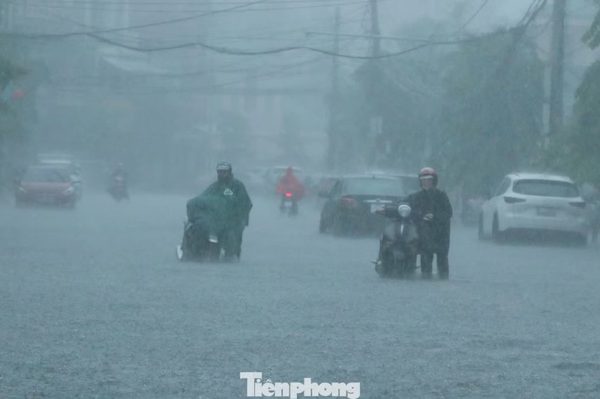 Miền Trung, Nam Bộ hứng mưa lớn như trút