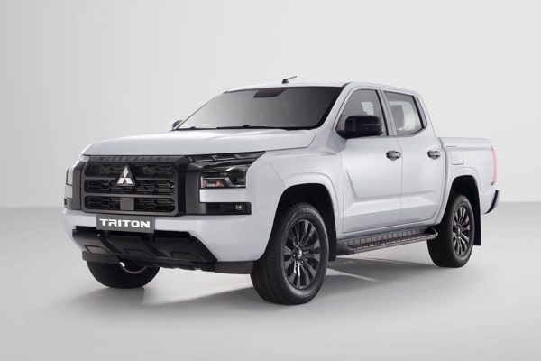 Mitsubishi Triton bổ sung bản 4WD AT Premium, cạnh tranh với Ford Ranger XLS 4x4
