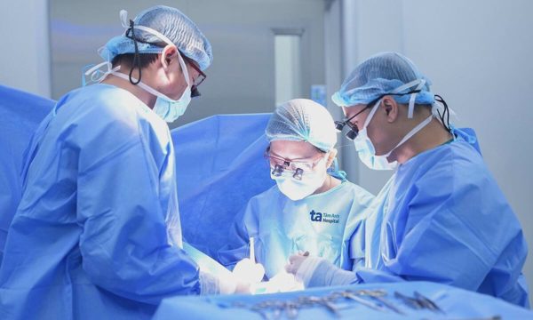Mổ '2 trong 1' cắt hạch nách, dính thắng lưỡi