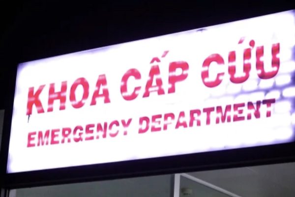Mổ cấp cứu lấy hơn 200 con giun trong ruột bé gái
