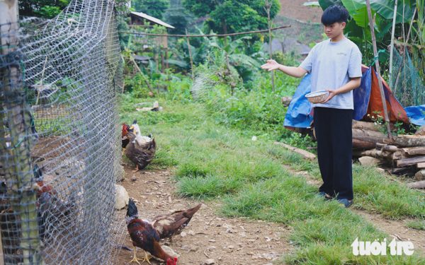 Mồ côi vì lũ cuốn mẹ 4km, tân SV dân tộc Thái về học thủ đô, chưa quen thang máy đã đi làm thêm