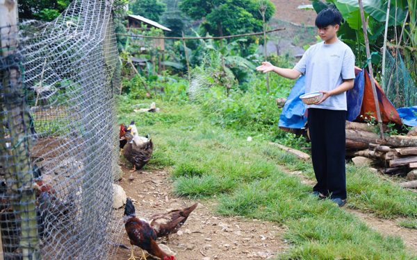 Mồ côi vì lũ cuốn mẹ 4km, tân SV dân tộc Thái về thủ đô học, chưa quen thang máy đã đi làm thêm