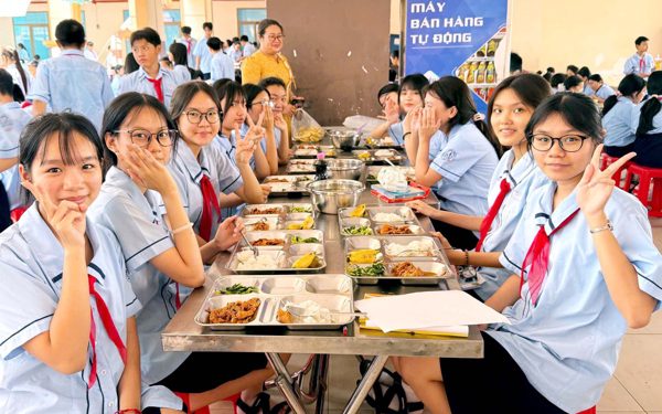 Mở cửa bếp ăn trường học cho phụ huynh giám sát, làm sao tránh cảnh 'mở nửa cánh cửa'?
