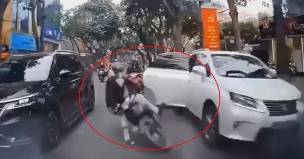 Mở cửa ô tô gây va chạm, trách nhiệm thuộc tài xế hay hành khách?