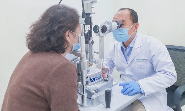 Mổ đục thủy tinh thể, sụp mi cùng lúc được không?