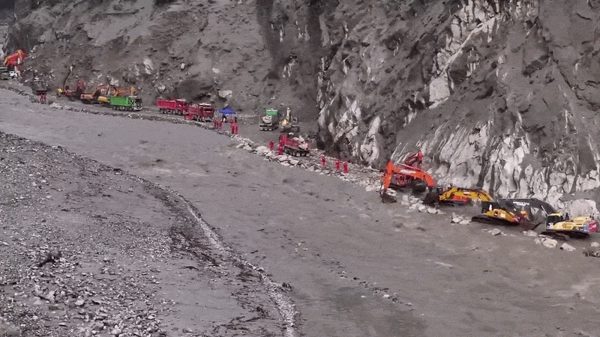 Mở lại tuyến đường huyết mạch đến cửa khẩu Trung Quốc - Nepal sau lũ dữ