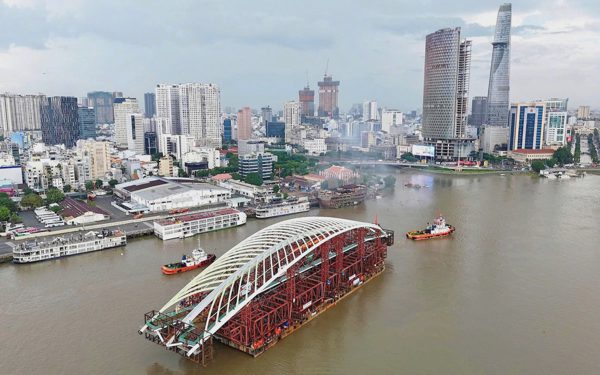 Mô phỏng phương án hợp long vòm thép nhịp cầu đi bộ qua sông Sài Gòn nặng 3.400 tấn