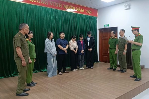 Mở spa, cho người đóng giả bác sĩ 'dọa' khách để ép mua gói trị liệu đắt tiền