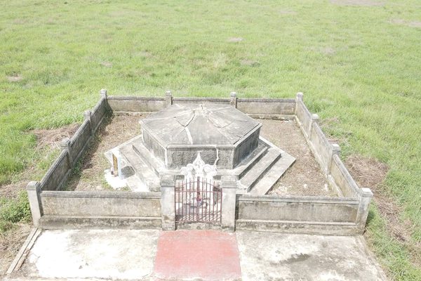 Mộ tổ hơn 500 năm bất ngờ ‘mọc’ thêm bia đá mang tên người khác