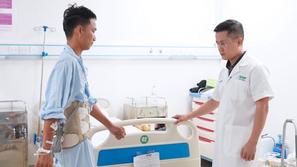 Mổ trượt đốt sống nhờ nội soi một cổng