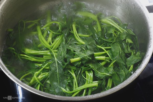 Mở vung khi luộc rau có giúp bay hơi hóa chất?