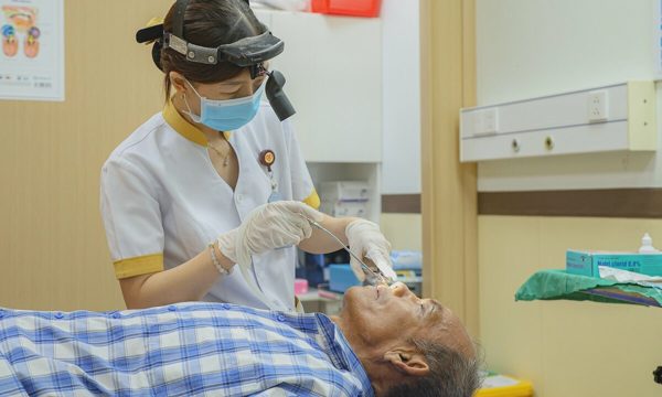 Mổ xoang mũi giúp người đàn ông thoát cảnh ngồi ngủ
