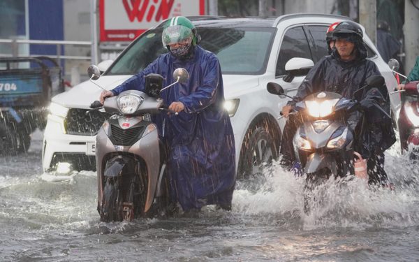 Mới 16h, toàn trung tâm TP.HCM mưa xối xả, ngập khắp nơi