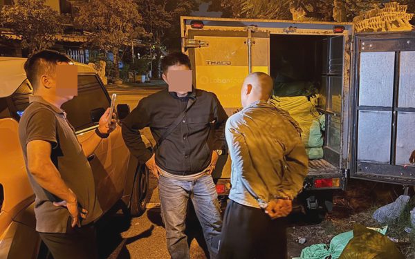 Mới 4h30 sáng lái ô tô đi 'lấy hàng', mua 480 bình ‘khí cười’ bán giá gấp đôi