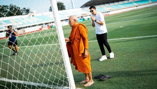 Mời cao tăng 'làm phép', đội bóng của HLV Park Hang Seo thoát hiểm ngoạn mục