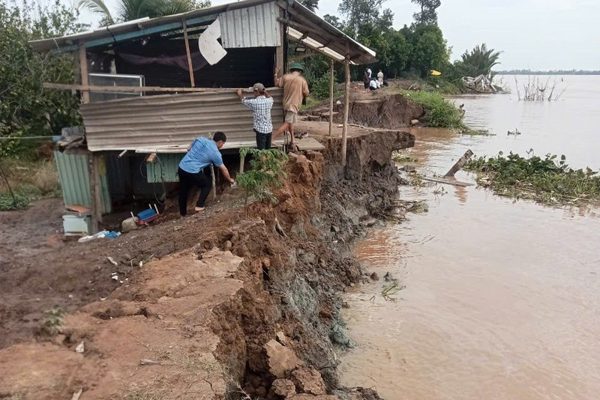 Mới đầu mùa lũ, đê bao cồn Thanh Long lại lở