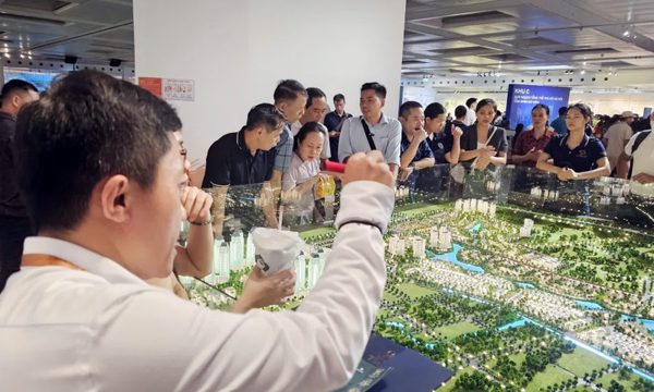 Môi giới bất động sản 'gồng mình' khi thị trường gặp khó